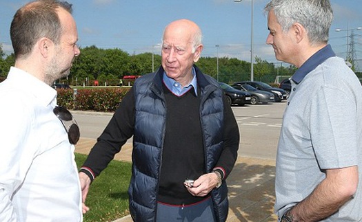 Mourinho 'dàn hòa' với Sir Bobby Charlton trong ngày đầu làm việc ở Man United